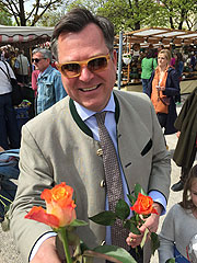 Bürgermeister Josef Schmid verteilte Blumen zum Auftakt (©Foto: Martin Schmitz)